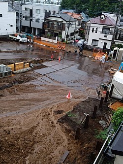 土砂が濁流となって最下部の上谷津通りに流出しました！