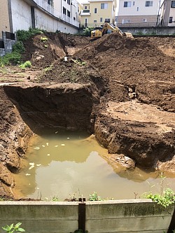 翌日の現場。。まだ水たまりが・・対策してくれません！！